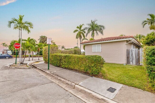 Building Photo - 1671 S Treasure Dr