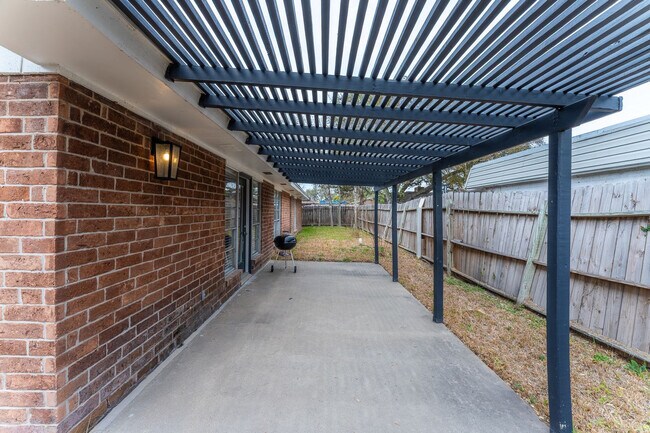 Building Photo - 6314 Senators Dr