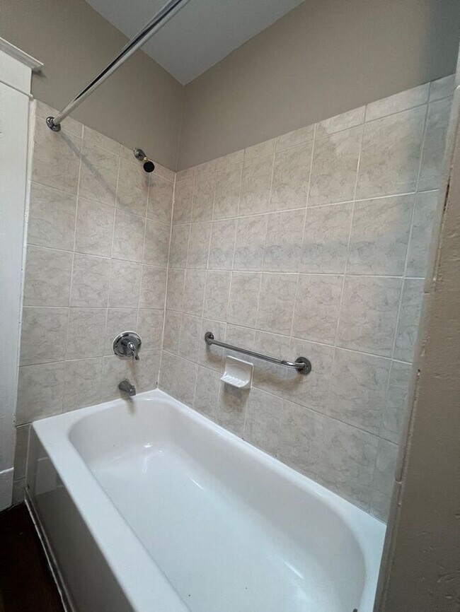 Building Photo - 3 Bedroom 1.5 Bathroom Townhome