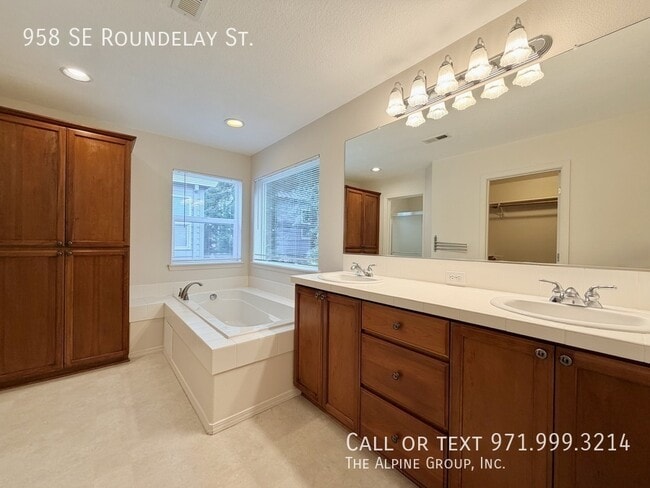 Building Photo - 958 SE Roundelay St