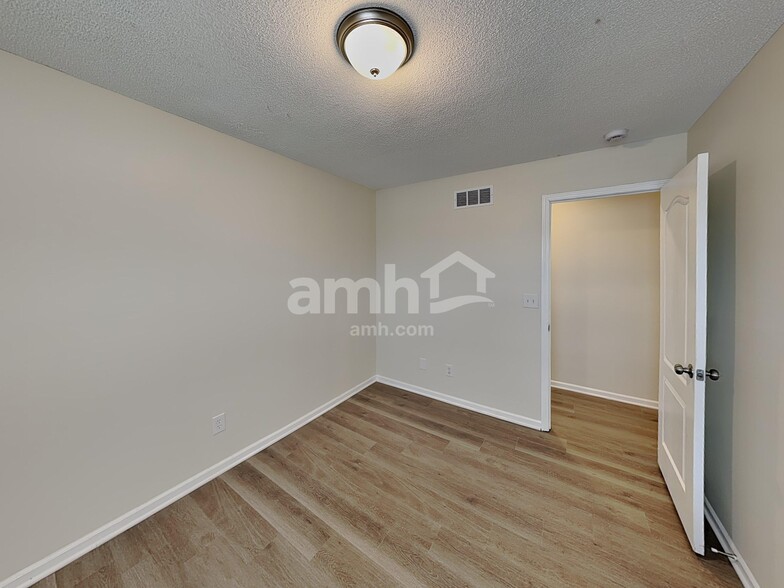 Building Photo - 713 Derby St