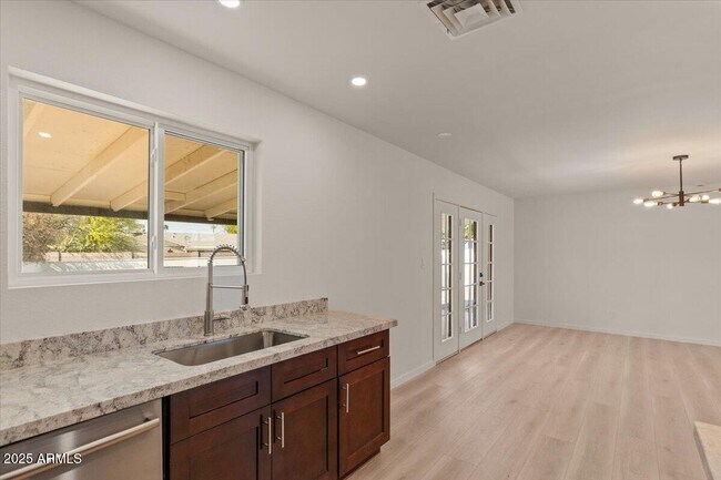 Building Photo - 8617 E Palm Ln