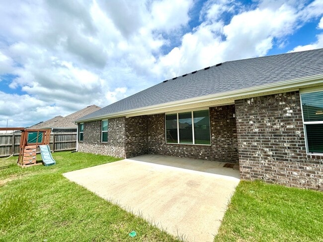 Building Photo - Gorgeous Home with Vaulted Ceilings and La...