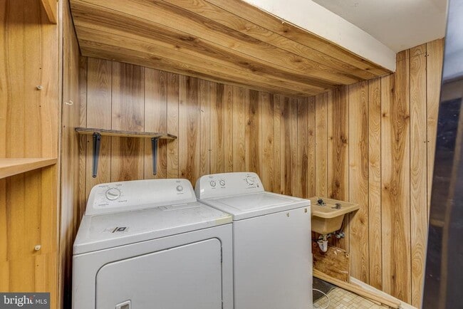 Building Photo - 427 Buttonwood St