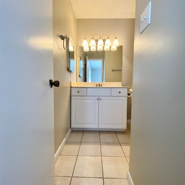 Building Photo - 11643 Southlake Dr