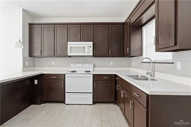 Building Photo - 11 Valeria St