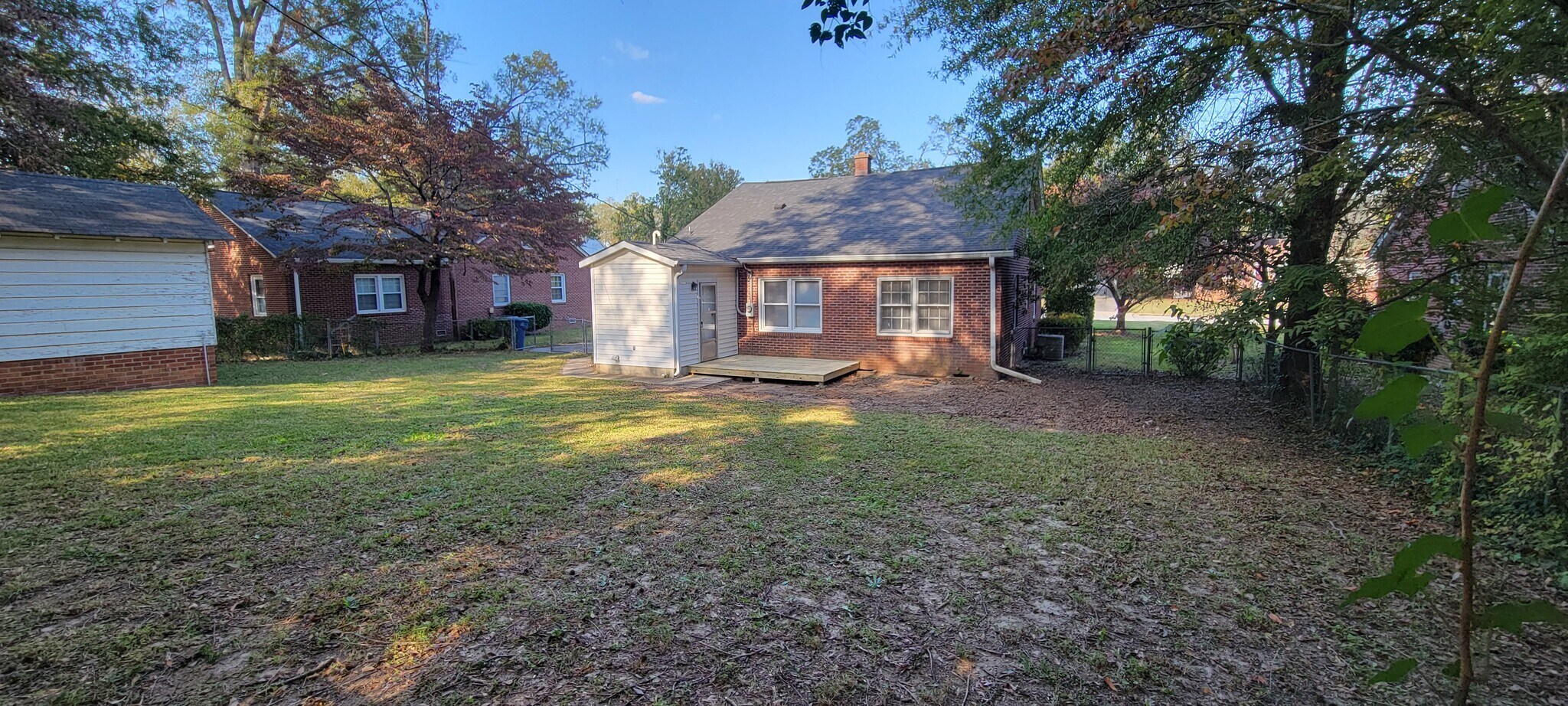 Fenced backyard with deck - 1106 Highside St