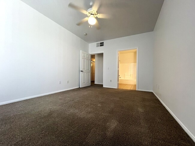 Building Photo - 3 Bedroom Condo with 1 Car Garage