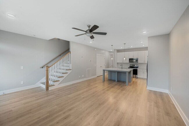 Building Photo - Stunning Modern Townhouse in the Heart of ...