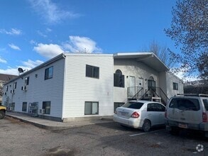 Building Photo - (400 W) 8 plex