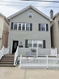 Building Photo - 18 E 11th St