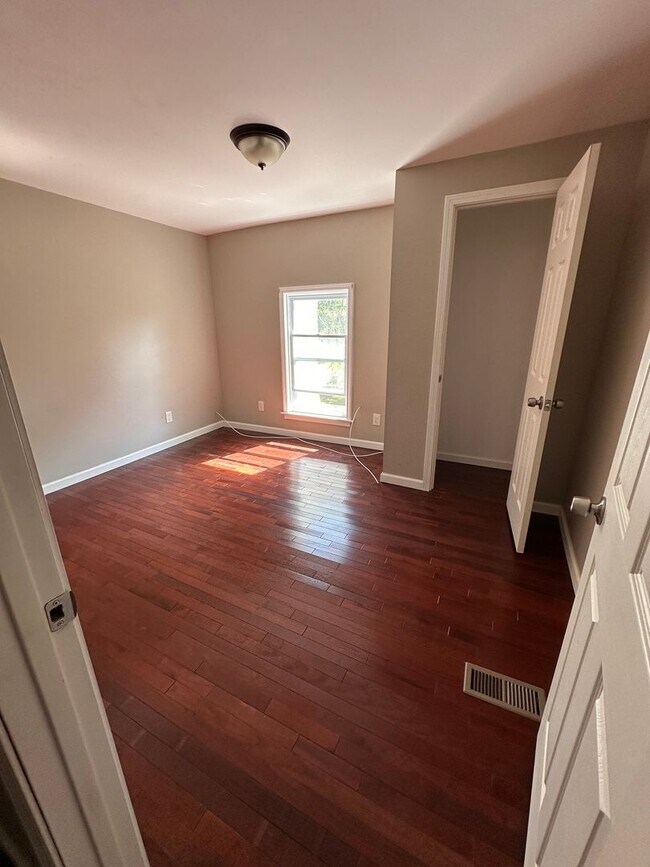 Building Photo - 5 Bedroom/1 bath Single family house