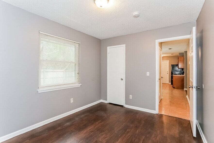 Building Photo - 5049 Yearling Ln