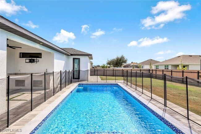 Building Photo - 502 SW 25th Pl