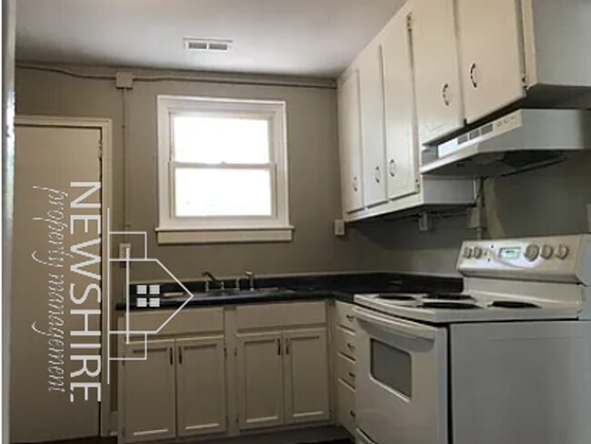 Building Photo - 11 Ridgeway Dr