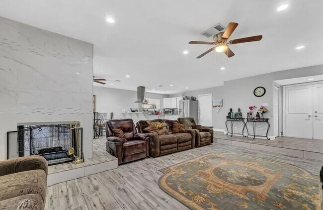 Building Photo - Beautifully renovated single-story home fe...
