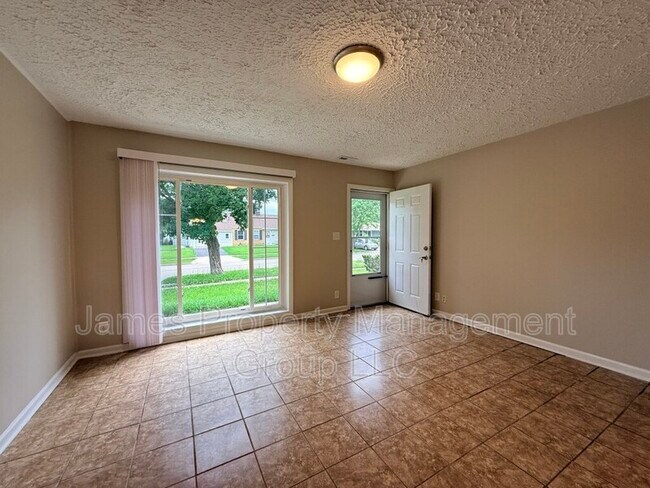 Building Photo - 1004 Oakland Dr