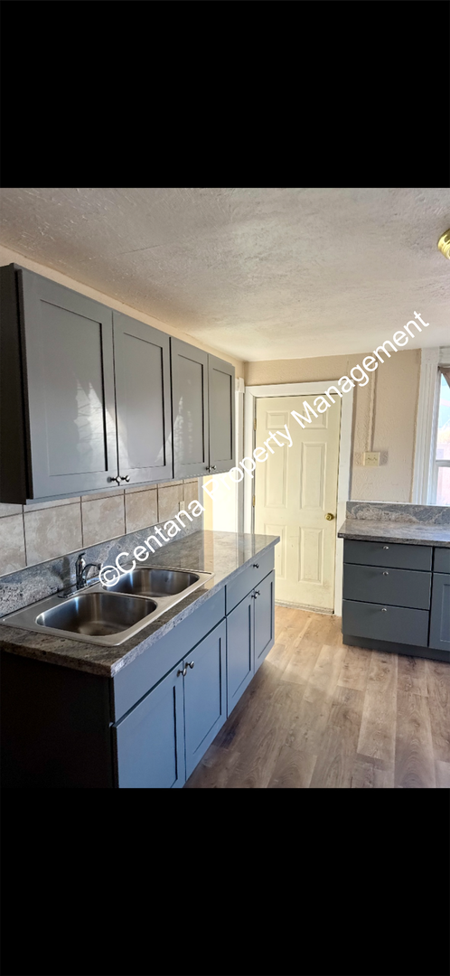 Building Photo - 614 W Park St