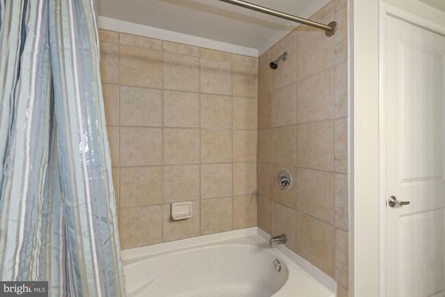 Building Photo - 1021 N Garfield St