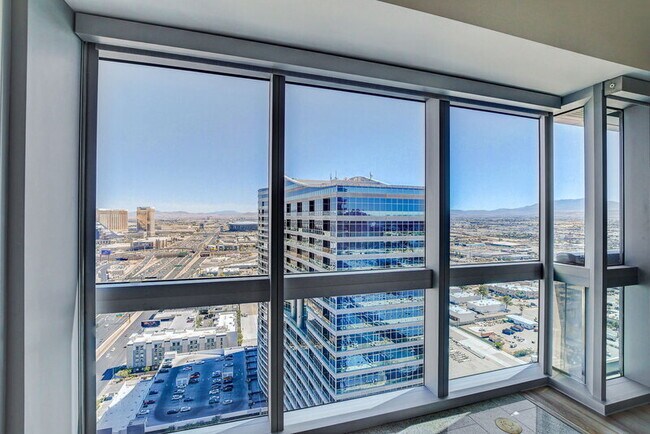 Building Photo - 4471 Dean Martin Dr