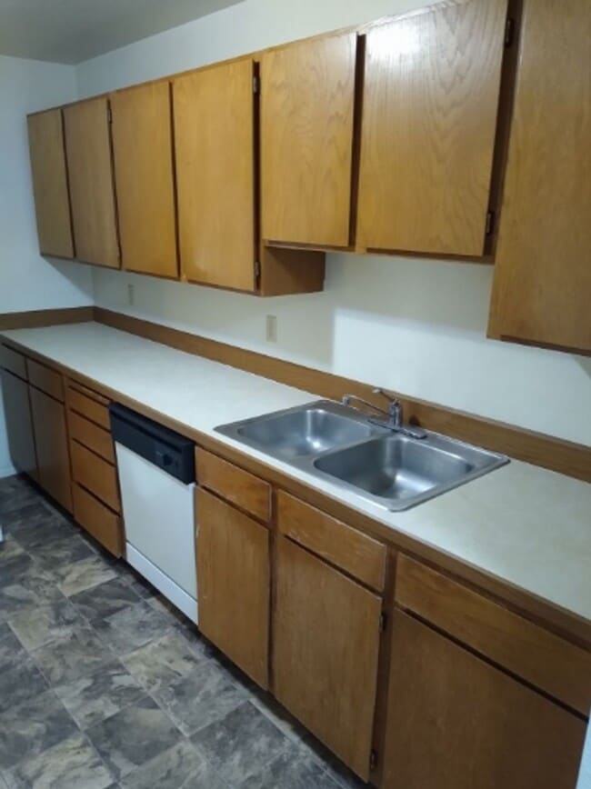 Building Photo - 2 bedroom 1 bath apartment very close to SUU!