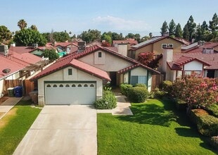 Building Photo - 3 Bedrooms with an office in Southwest Bakersfield!!