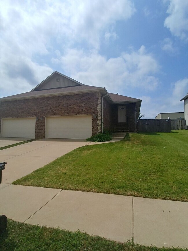 Building Photo - 705-707 E Watermill Cir