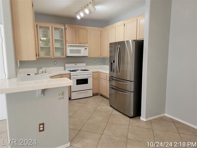 Building Photo - GREEN VALLEY 1ST FLOOR UNIT WITH ATTACHED ...