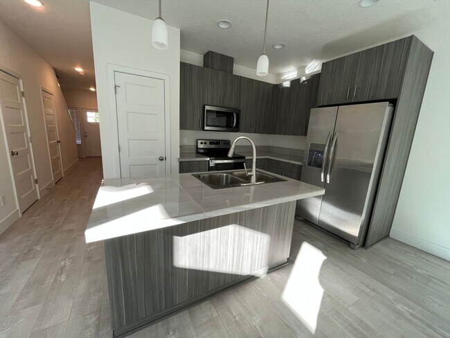 Primary Photo - 1546 E 3rd St