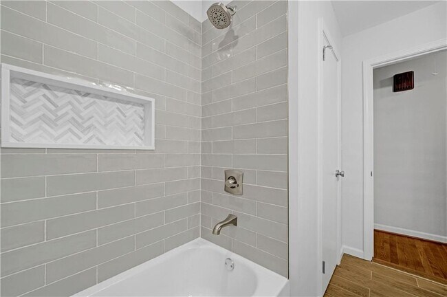 Building Photo - 2127 Desmond Dr