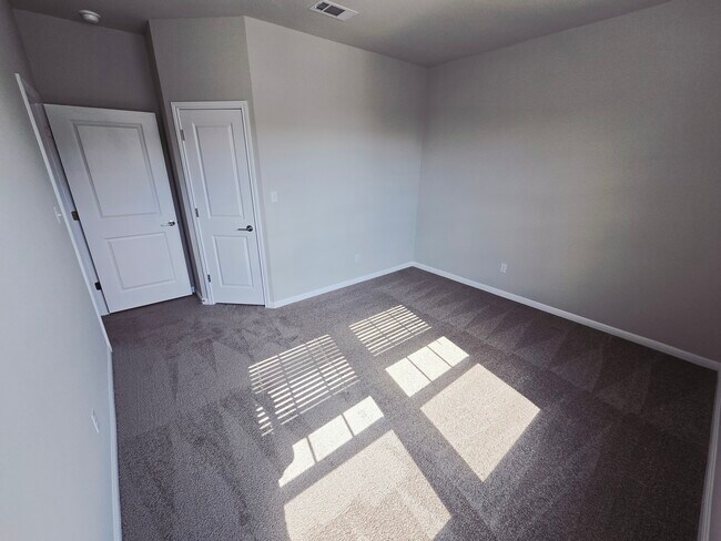 Building Photo - 1020 Vista View Dr