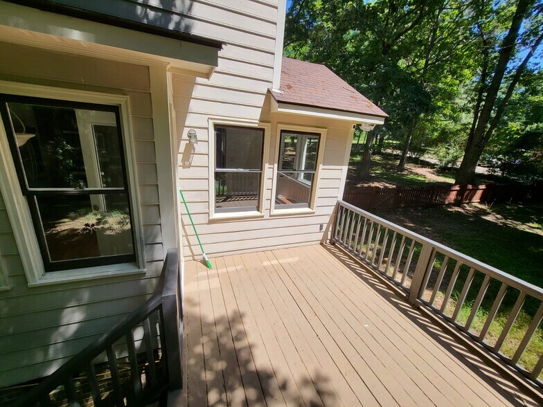 Building Photo - 2305 Whispering Pines Dr