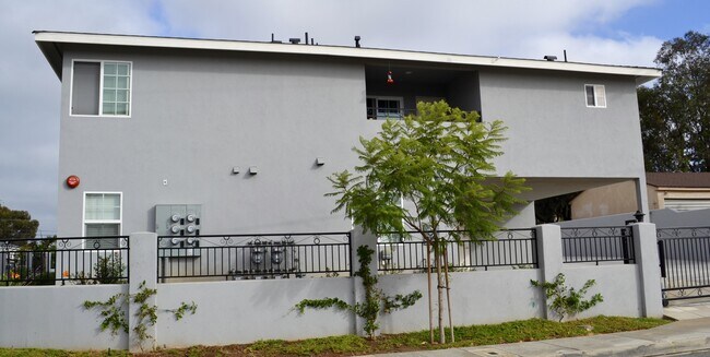 Building Photo - MOVE IN READY 2/2 with 2 Assigned Parking! In Unit Washer & Dryer! Gated Community! Centrally Loc...