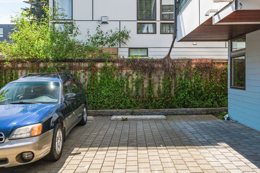 Building Photo - 2122 3rd Ave N