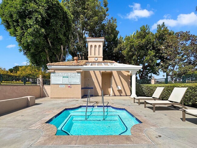 Building Photo - Beautiful 2B/2.5BA Two-Story Home with AC,...