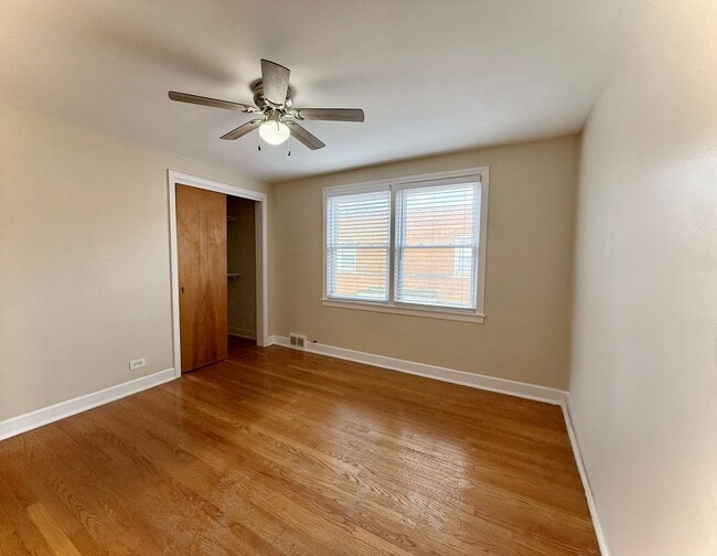 Building Photo - HOME SWEET HOME! 2 Bed / 1 Bath Townhome Available in Oak Park!