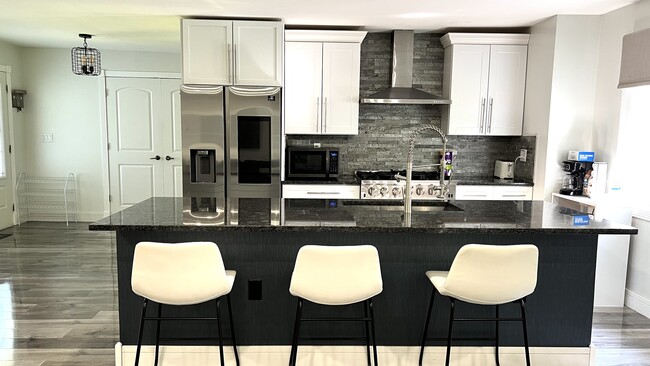 Building Photo - 11405 Central Dr W