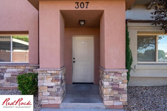 Building Photo - Charming 3 Bedroom Townhome with INTERNET INCLUDED & Dog-Friendly!