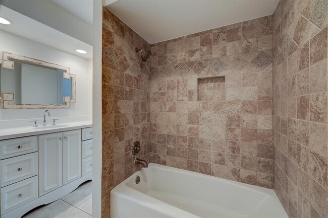 Building Photo - 5858 Sugar Hill Dr