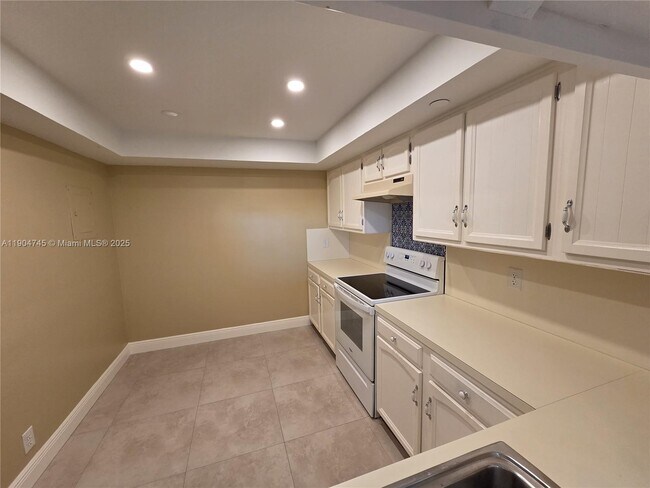 Building Photo - 3200 Port Royale Dr N