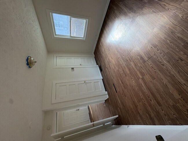 Building Photo - 717 Sanders Ln