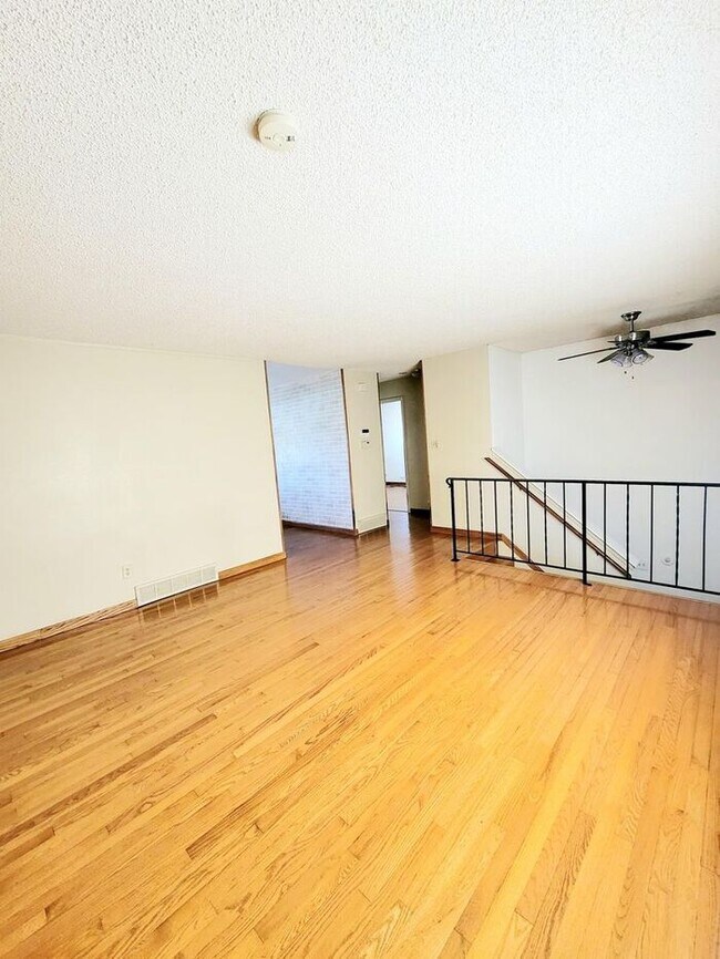 Building Photo - 4 bedroom home with fenced back yard!