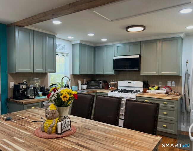 Building Photo - 16 Flak Ln