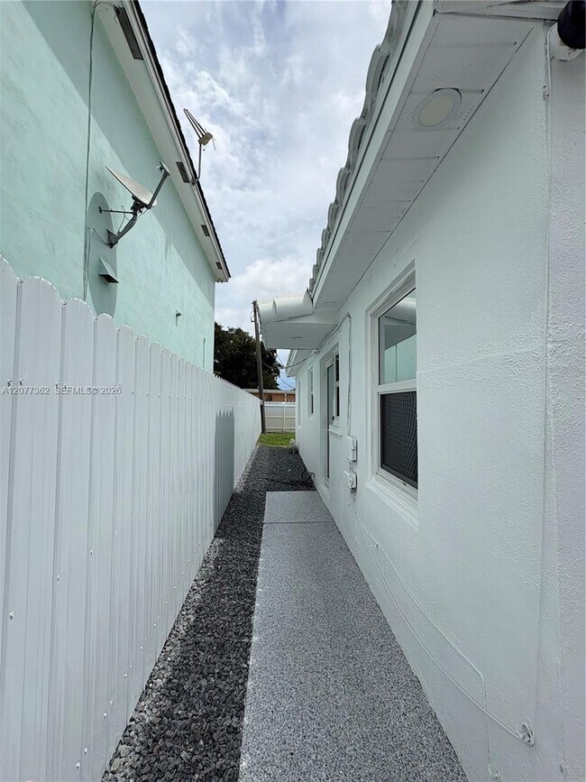Building Photo - 937 SW 18th Ct