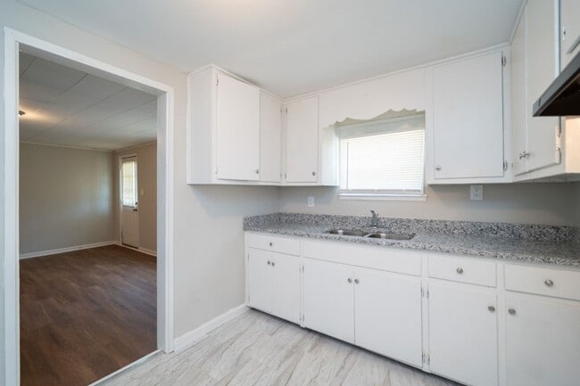 Building Photo - 510 W Lake Dr