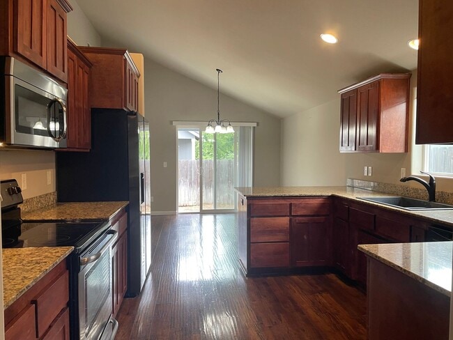 Building Photo - Beautiful 3 Bedroom 2 Bath Home Located in a Nice Medford Neighborhood