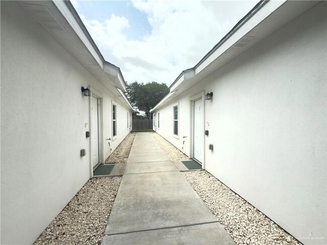 Building Photo - 1303 W Heritage Dr