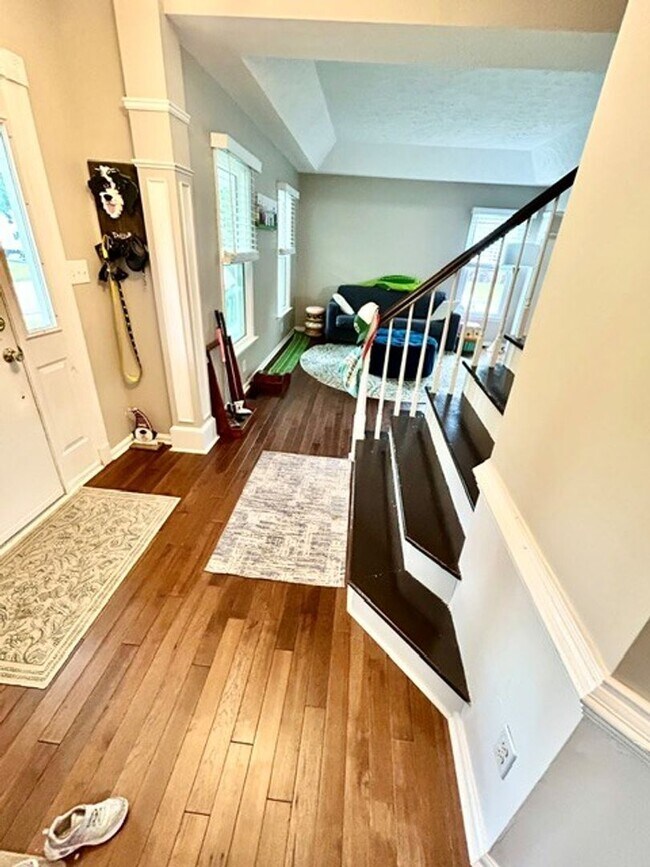 Building Photo - CHARMING HOME IN HIGHLY SOUGHT AFTER NEIGHBORHOOD.