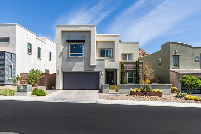 Building Photo - Luxury Rental with Mountain Views in Gated Henderson Community