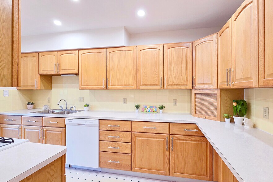 Building Photo - 2112 Acacia Park Dr